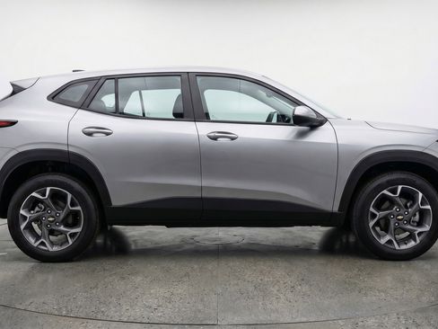 Used 2025 Chevrolet Trax LT w/ LT Convenience Package FWD image 11