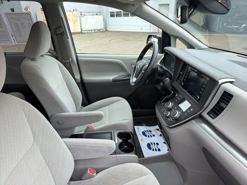 Used 2018 Toyota Sienna LE FWD image 14