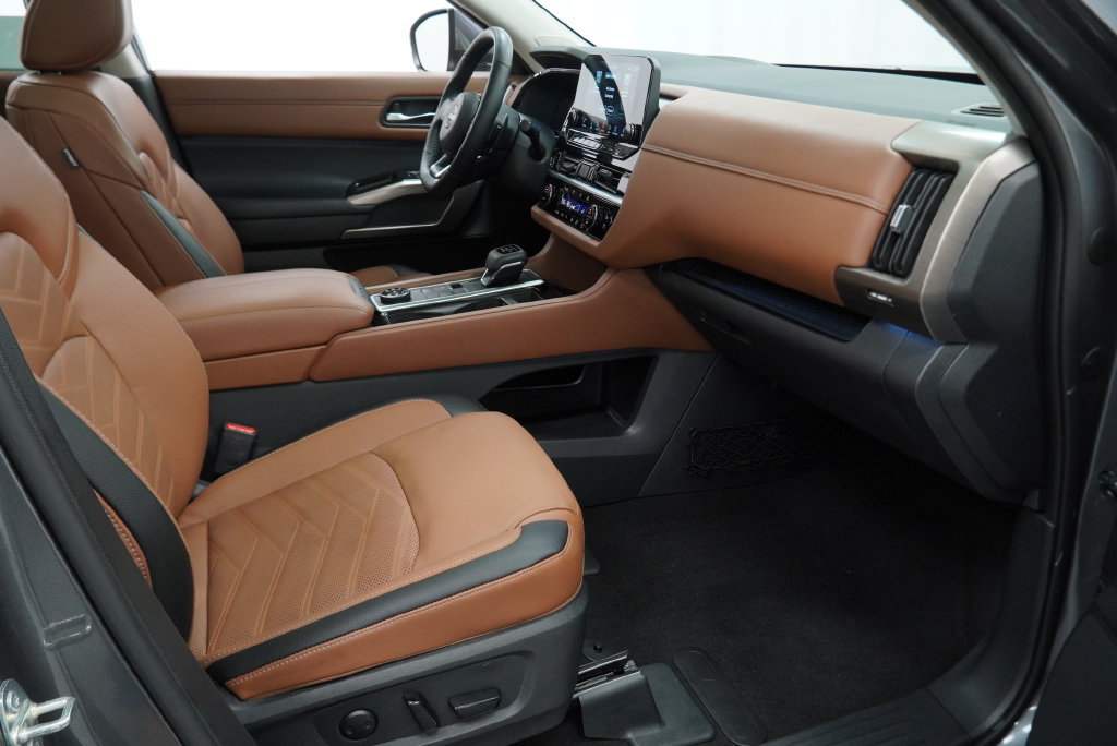 Used 2024 Nissan Pathfinder Platinum AWD/4WD image 46