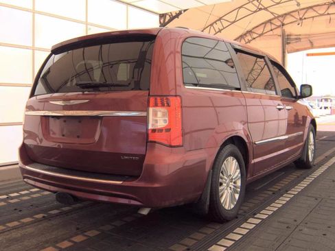 Used 2014 Chrysler Town & Country Limited w/ Luxury Group FWD image 5