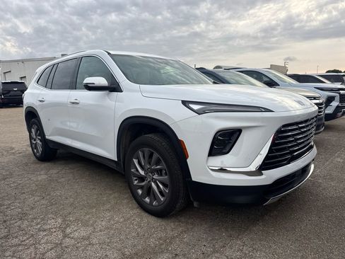 Used 2025 Buick Enclave Preferred image 2