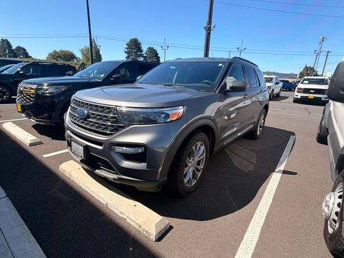 Used 2022 Ford Explorer XLT w/ Equipment Group 202A AWD/4WD image 9