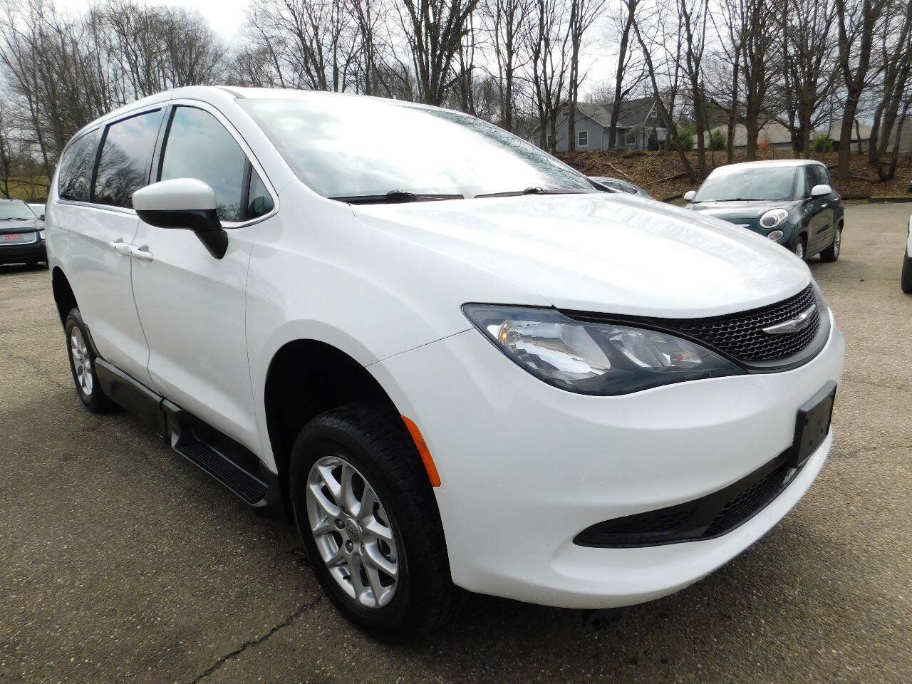 Used 2022 Chrysler Voyager LX FWD image 8