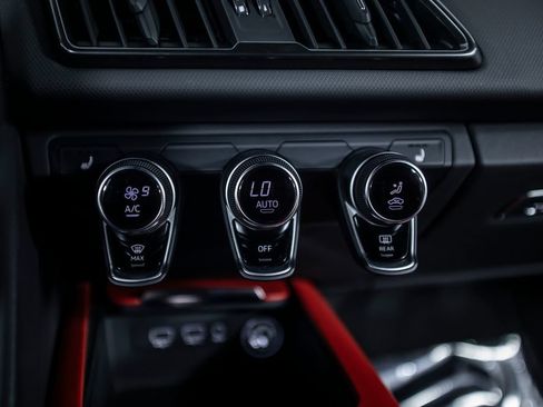 Used 2018 Audi R8 V10 w/ Premium Package RWD image 32