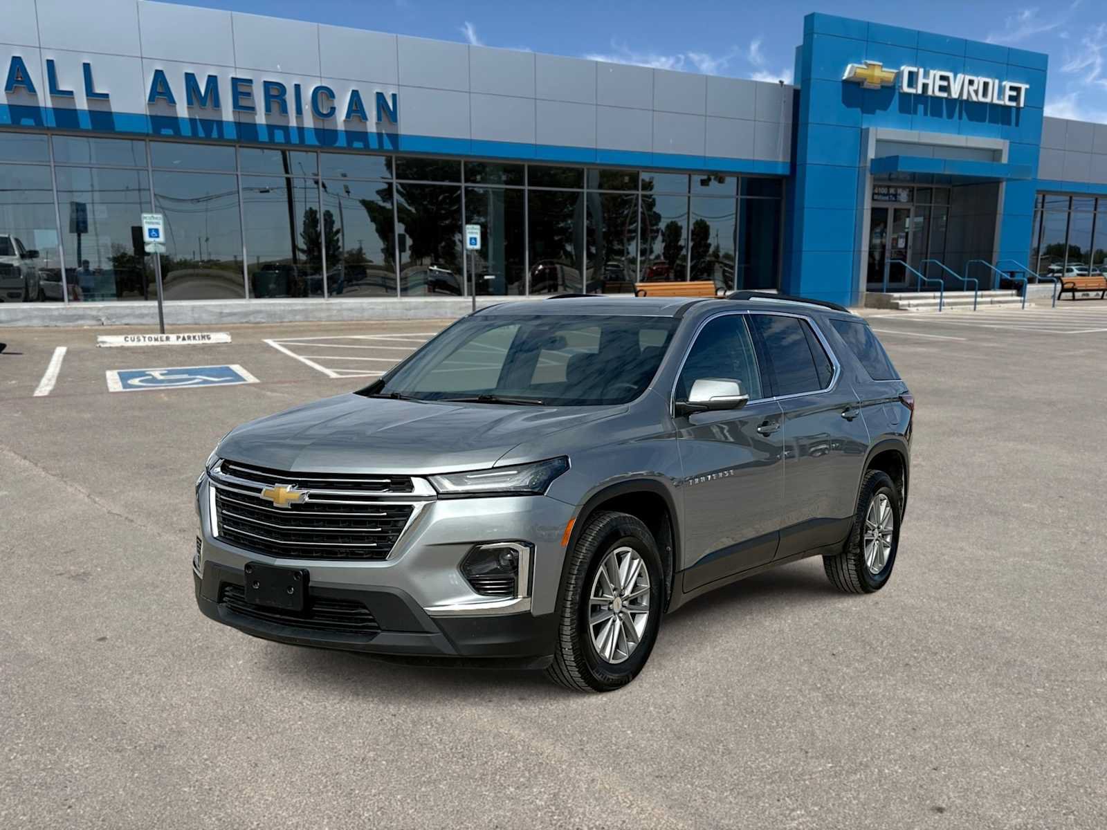 Used 2023 Chevrolet Traverse LT FWD image 1