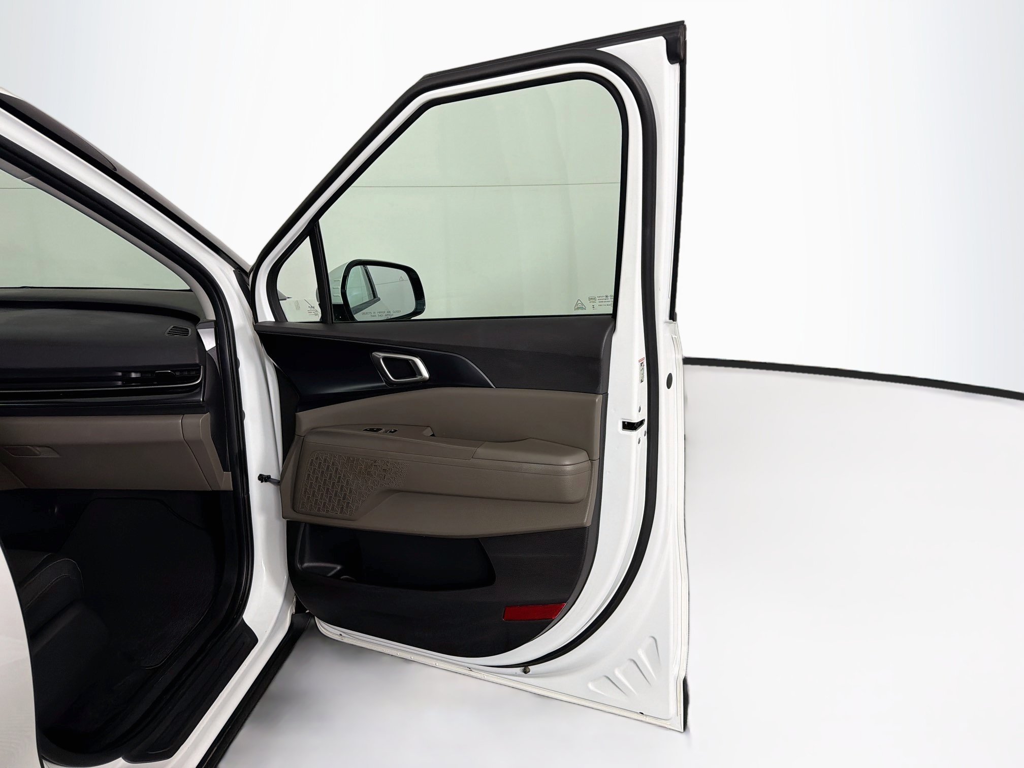 Used 2025 Kia Carnival FWD image 33