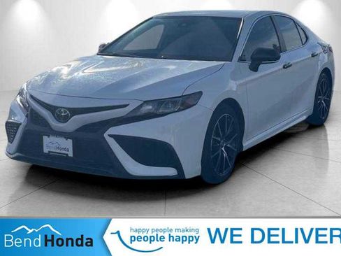 Used 2023 Toyota Camry SE image 1