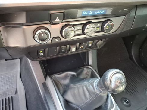 Used 2022 Toyota Tacoma TRD Sport w/ Technology Package AWD/4WD image 33