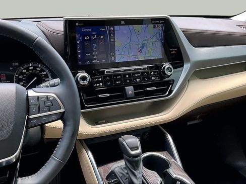 Used 2021 Toyota Highlander Platinum FWD image 7