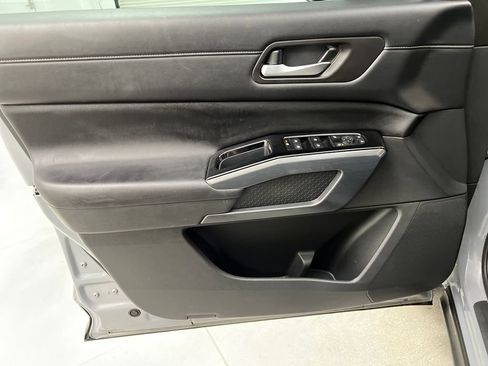 Used 2025 Nissan Pathfinder SL FWD image 14