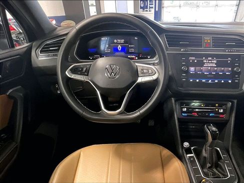 Certified 2023 Volkswagen Tiguan SE w/ Panoramic Sunroof Package AWD/4WD image 17