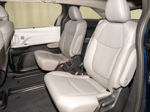 Used 2025 Toyota Sienna XLE image 9