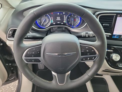 Used 2023 Chrysler Pacifica Touring-L FWD image 24