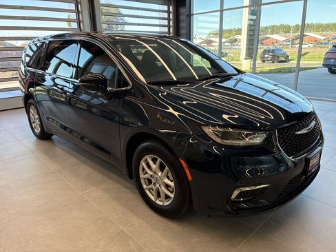 Certified 2025 Chrysler Pacifica Select FWD image 4