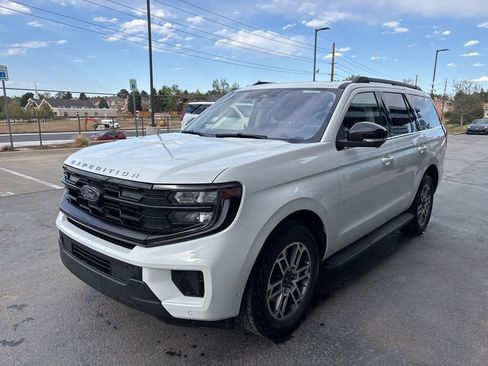 Used 2025 Ford Expedition Active image 2