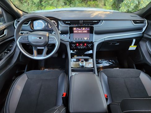 New 2025 Jeep Grand Cherokee L Altitude image 3