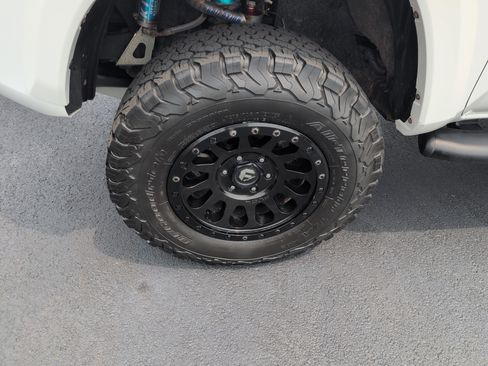 Used 2018 Toyota Tacoma TRD Sport AWD/4WD image 11