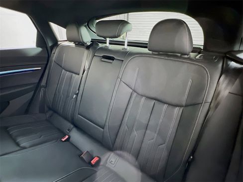 Used 2024 Audi Q8 e-tron Prestige image 23