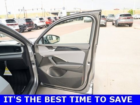 New 2025 Volkswagen Tiguan SE image 14