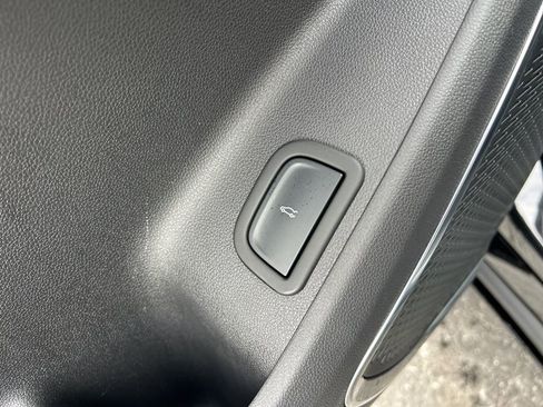 Used 2025 Chevrolet Traverse RS image 20