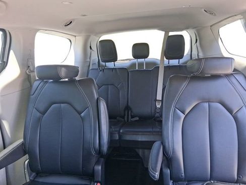 Used 2024 Chrysler Pacifica Touring-L FWD image 16