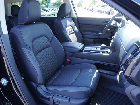 New 2025 Nissan Pathfinder SV image 13