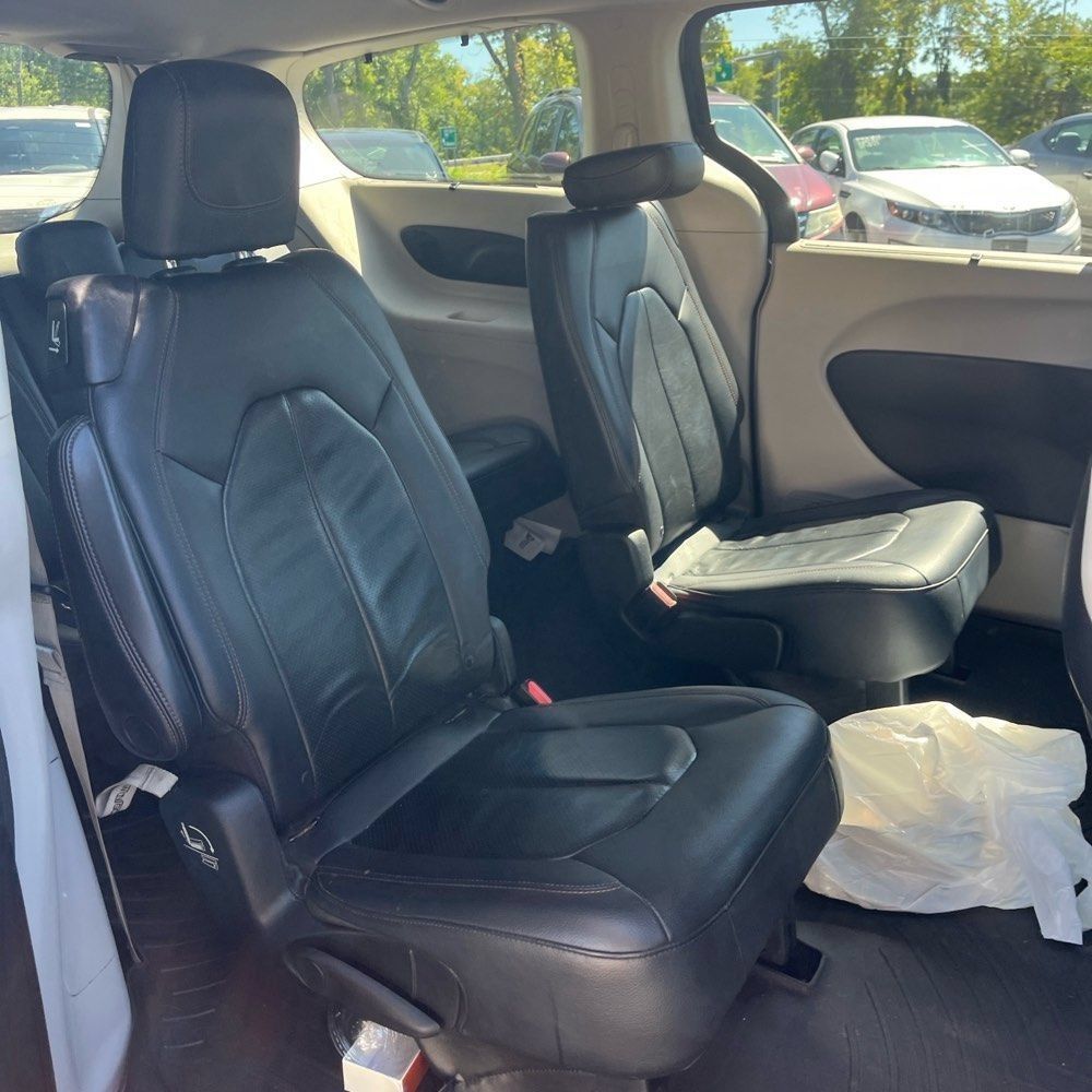 Used 2018 Chrysler Pacifica Touring-L w/ Premium Audio Group FWD image 11