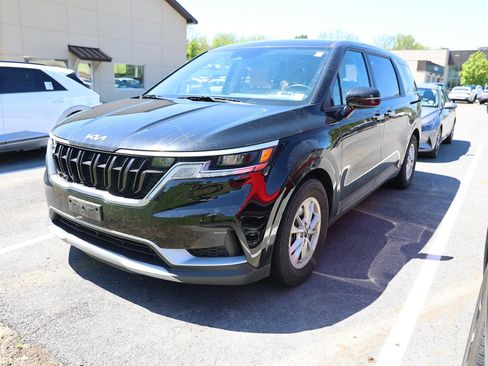 Used 2024 Kia Carnival LX FWD image 3