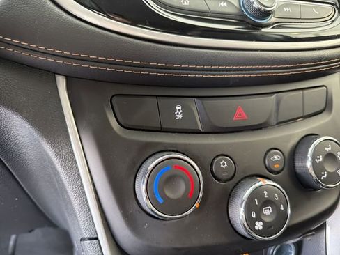 Certified 2022 Chevrolet Trax LT w/ LT Convenience Package image 27