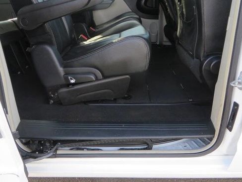 Used 2016 Chrysler Town & Country Touring image 15