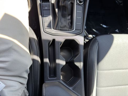 Used 2025 Volkswagen Jetta SE FWD image 32