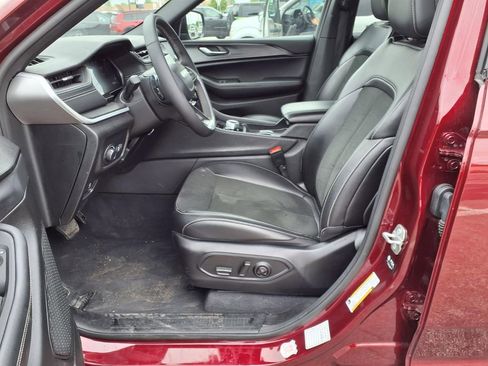 Used 2025 Jeep Grand Cherokee Altitude AWD/4WD image 24