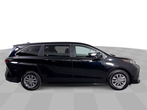 Used 2024 Toyota Sienna XLE image 9