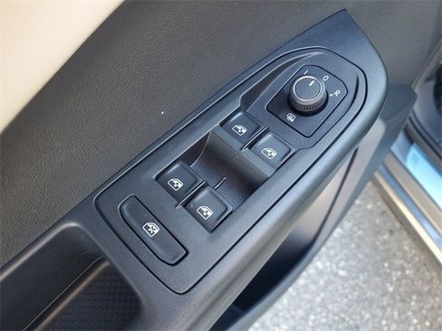 Certified 2025 Volkswagen Taos SE image 14