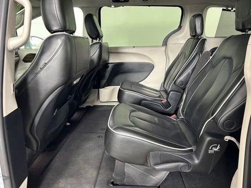 Used 2022 Chrysler Pacifica Limited FWD image 18