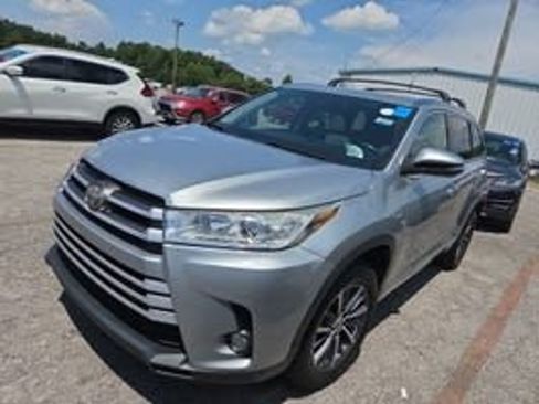 Used 2017 Toyota Highlander XLE FWD image 1