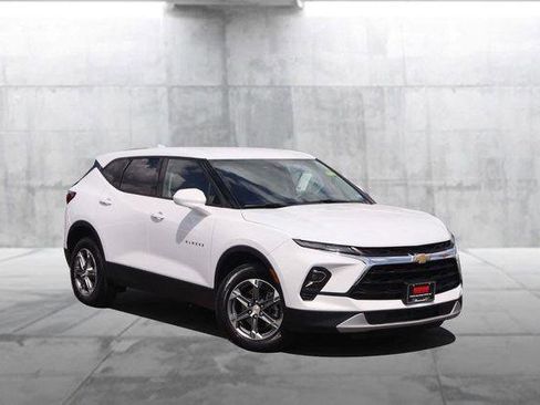 Used 2025 Chevrolet Blazer LT AWD/4WD image 2