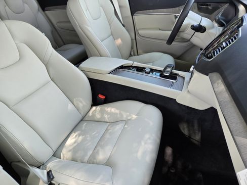 Certified 2025 Volvo XC90 T8 Plus w/ Protection Package Premier image 23