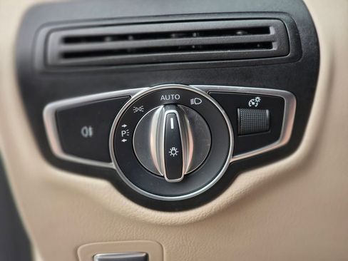 Used 2022 Mercedes-Benz GLC 300 image 33