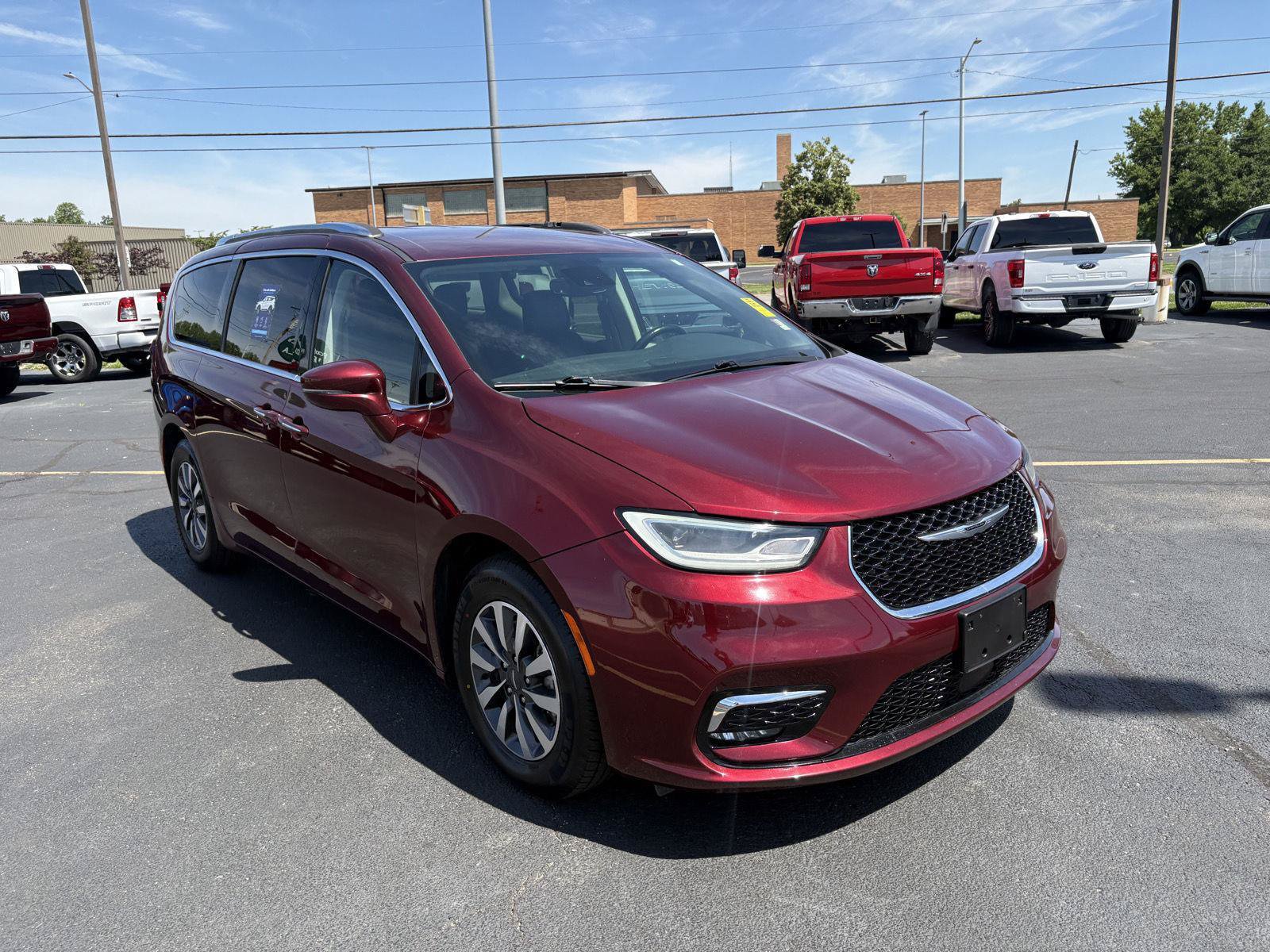 Used 2021 Chrysler Pacifica Touring-L FWD image 2