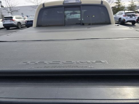 Used 2016 Toyota Tacoma TRD Sport w/ Towing Package image 13