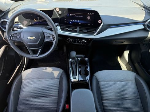 Used 2025 Chevrolet Trax LT FWD image 10
