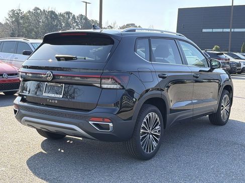 New 2026 Volkswagen Taos SE FWD image 5