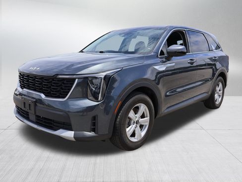 Used 2024 Kia Sorento LX FWD image 3