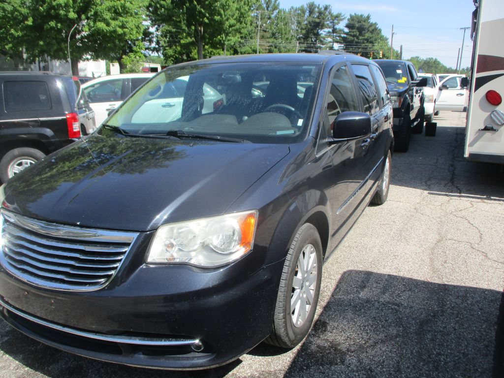 Used 2014 Chrysler Town & Country Touring FWD image 3