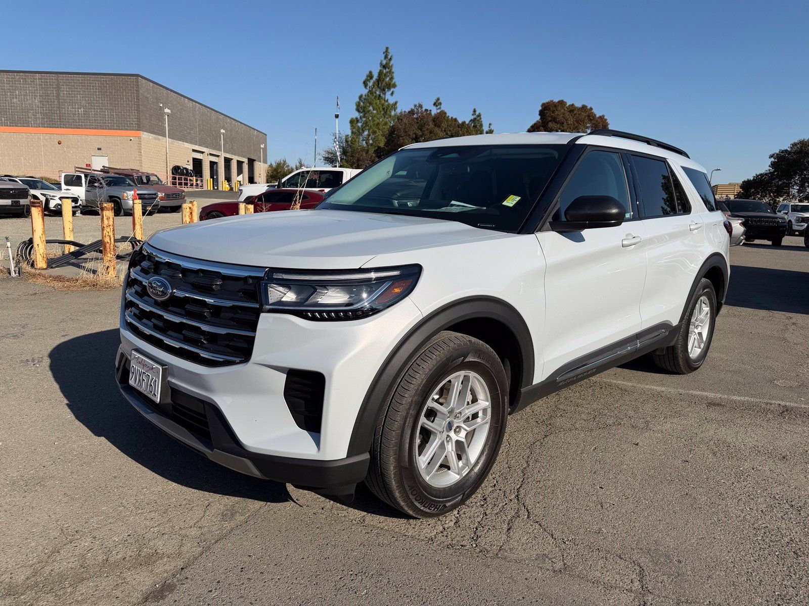 Used 2025 Ford Explorer Active AWD/4WD image 1