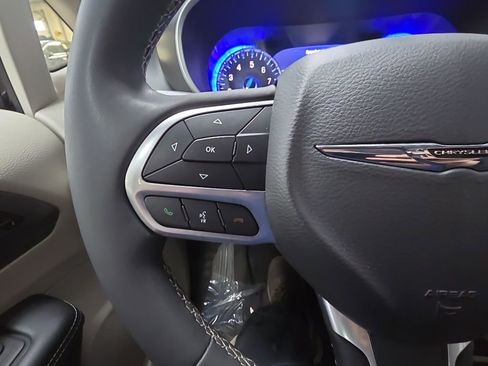 Used 2024 Chrysler Pacifica Touring-L FWD image 19