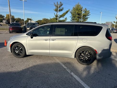 New 2026 Chrysler Pacifica Select image 20