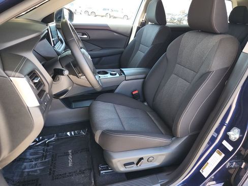 Used 2025 Nissan Rogue SV image 12