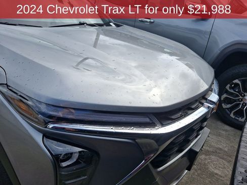 Used 2024 Chevrolet Trax LT w/ Driver Confidence Package FWD image 3